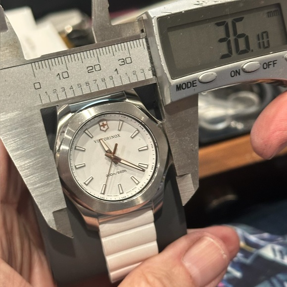 Victorinox Unix midsize watch. New with box and papers model 241769 - Picture 7 of 7